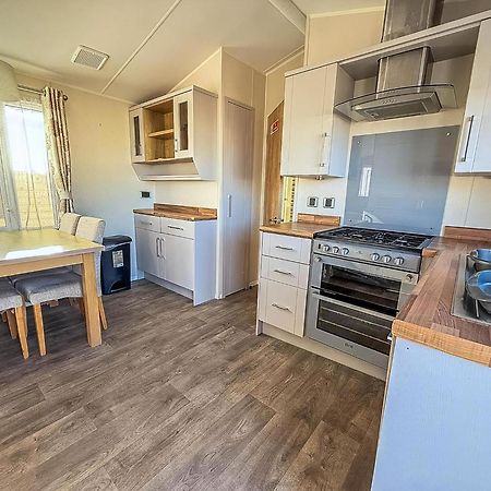Lovely 6 Berth Caravan At Suffolk Sands Holiday Park Ref 45010Mv Felixstowe Exterior photo