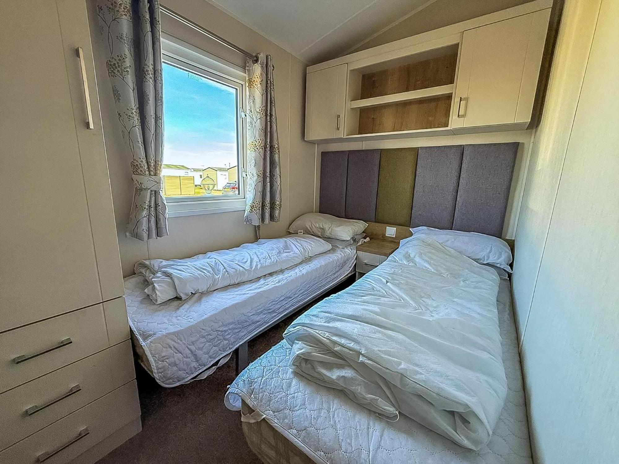 Lovely 6 Berth Caravan At Suffolk Sands Holiday Park Ref 45010Mv Felixstowe Exterior photo